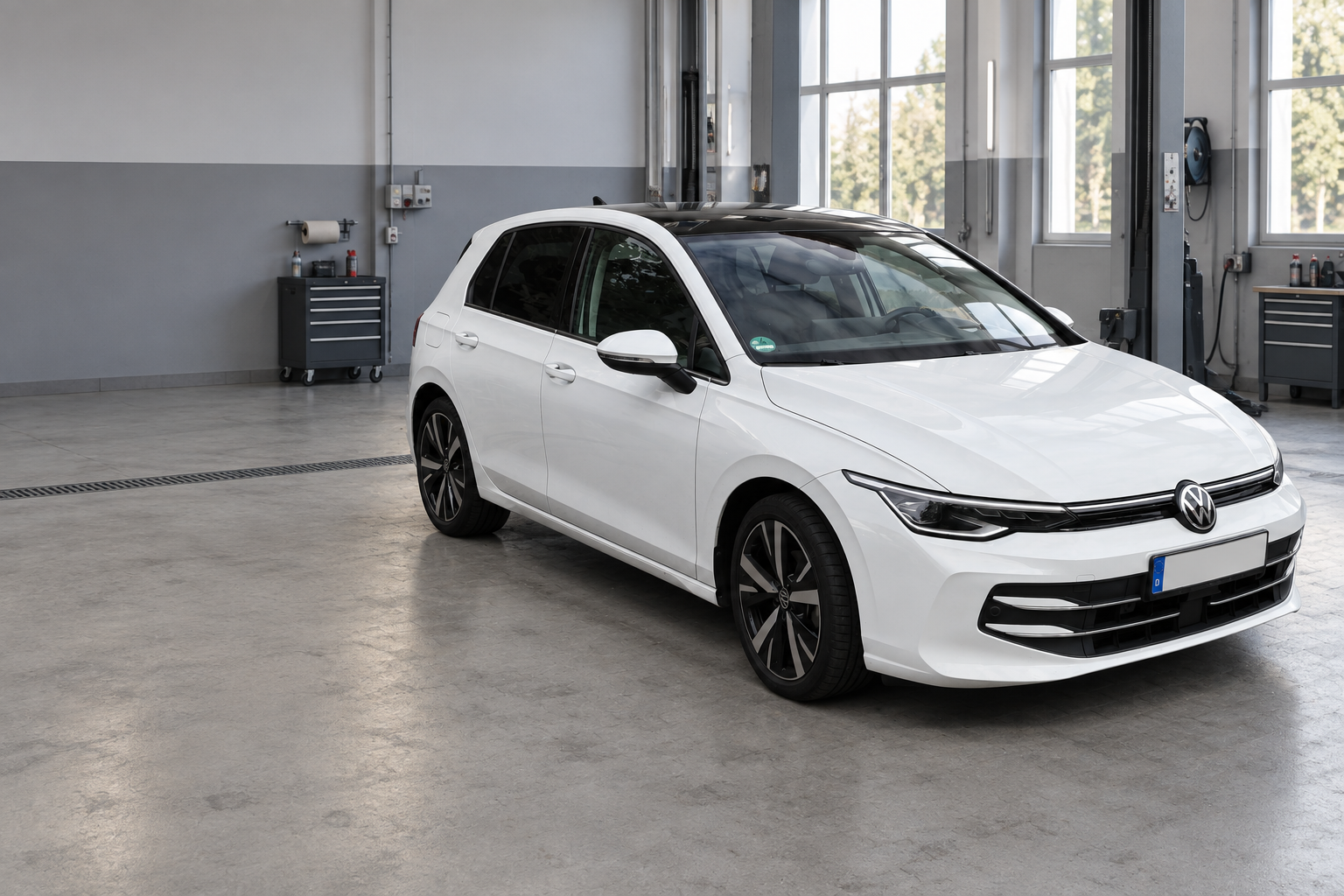 Weißer VW Golf in einer Fahrzeugprüfhalle